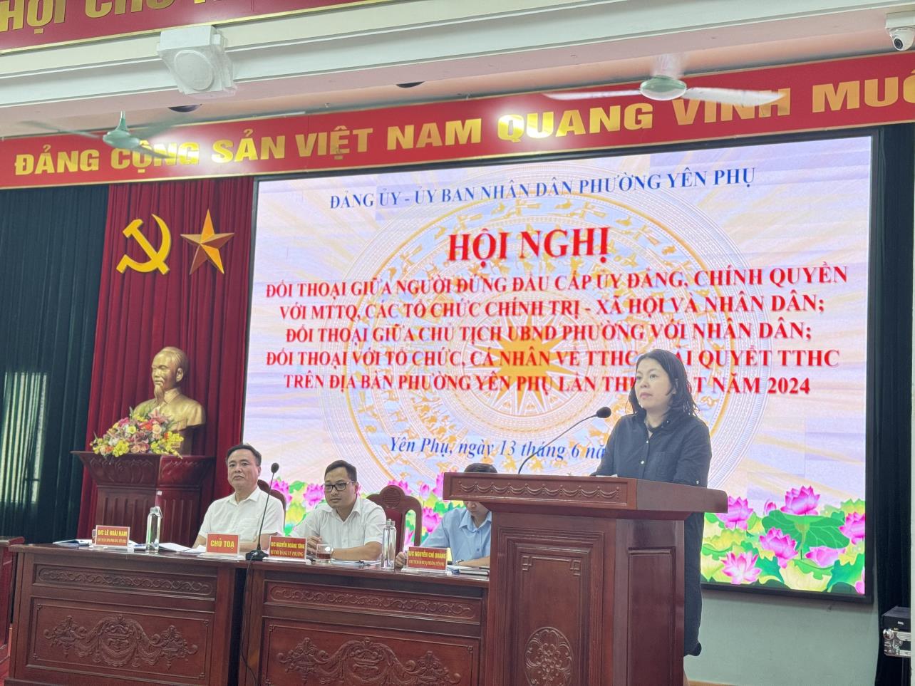 Đồng chí Nguyễn Hồng Diệp - Đảng uỷ viên, Phó Chủ tịch UBND phường đã trình bày Báo cáo Kết quả thực hiện các nội dung đối thoại giữa Chủ tịch UBND phường Yên Phụ với nhân dân trên địa bàn phường lần thứ nhất năm 2024.